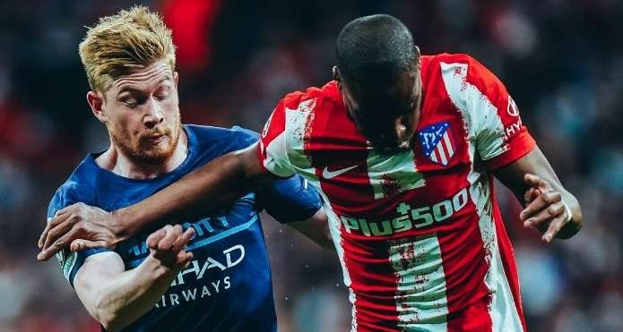 Kevin de Bruyne (kiri) berduel dengan pemain Atletico Madrid dalam leg kedua perempat final Liga Champions 2021-2022, Kamis 14 April 2022 di Wanda Metropolitano. (Foto: Twitter/@ManCity)