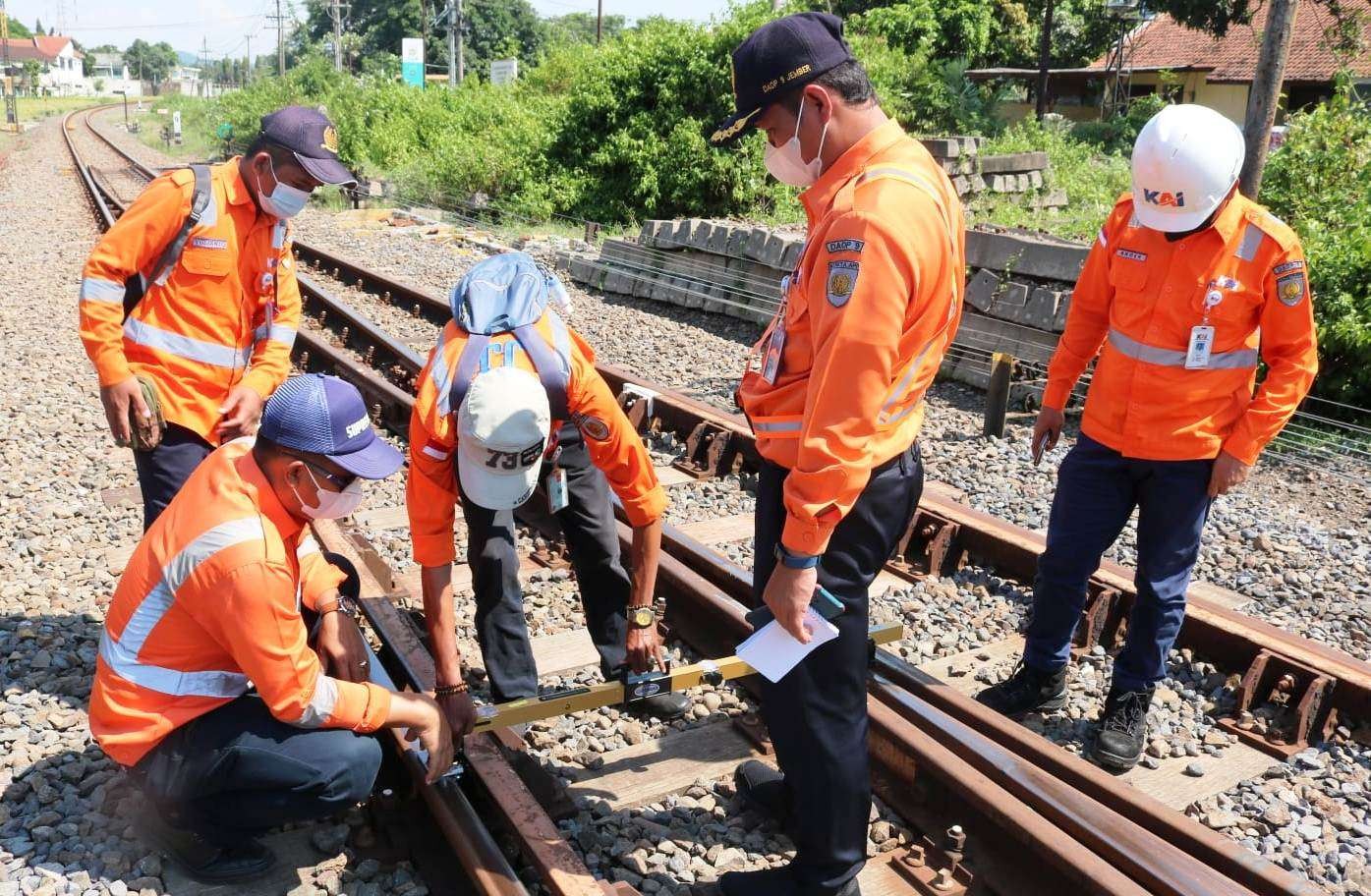 Petugas PT KAI Daop 9 melakukan pemeriksaan kondisi rel kereta api. (Foto: Istimewa)