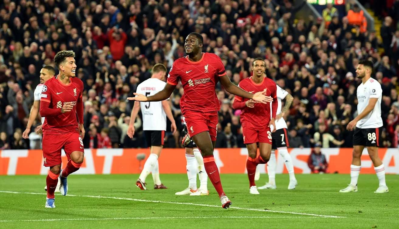 Ibrahima Konate merayakan gol yang dia cetak ke gawang Benfica. (Foto: Twitter/@LFC)