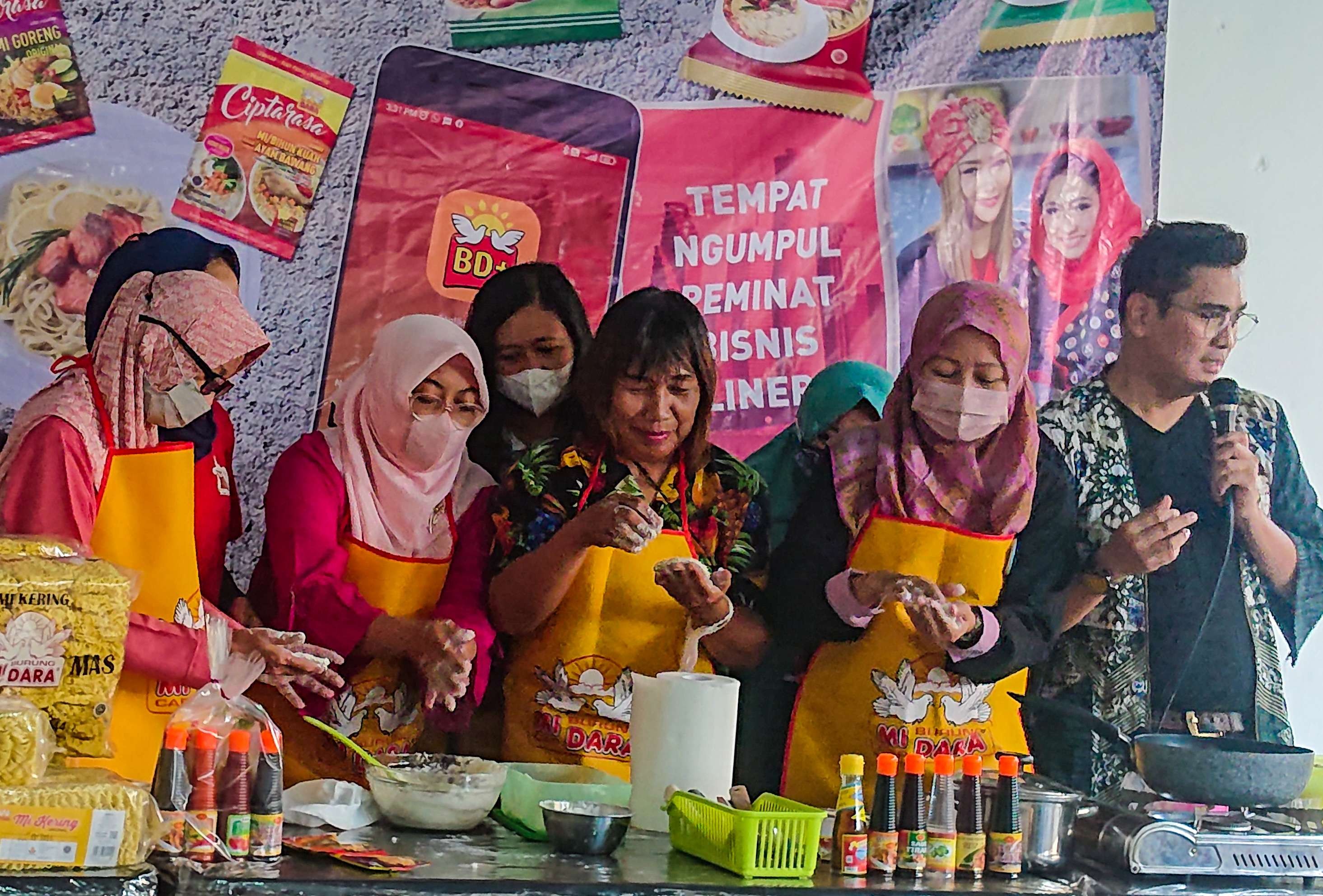 Emak-emak PKK Desa Ngampelsari ikuti pelatihan memasak. (Foto: Aini Arifin/Ngopibareng.id)