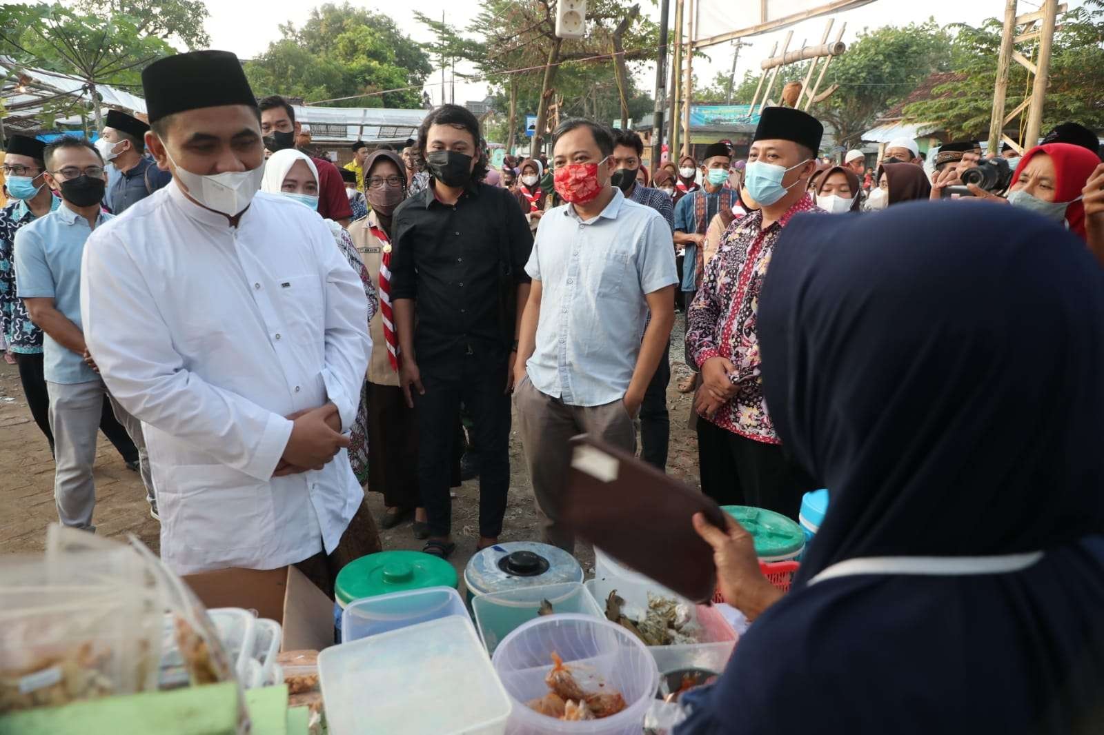 Wakil Gubernur Jawa Tengah Taj Yasin Maimoen mengunjungi pasar Ramadan di Rembang. (Foto: Dok Jateng)