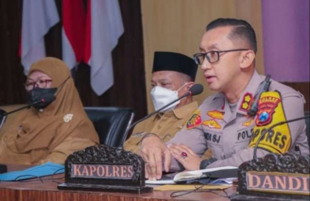 Kapolres Situbondo AKBP Andi Sinjaya Ghalib menyebut video viral Kiai Syarif di Situbondo ceramah ajaran sesat, sudah editing dan hanya konten YouTube. (Foto: Guido Saphan/Ngopibareng.id)