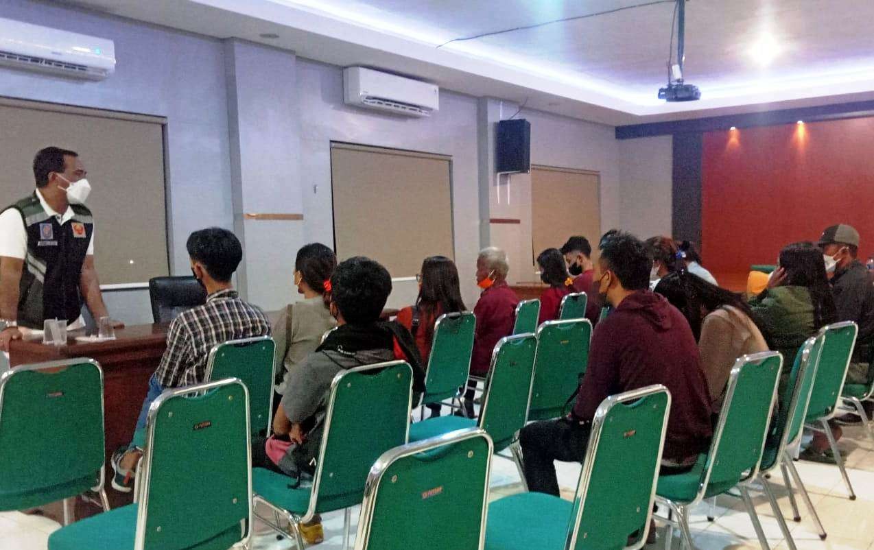 Sejumlah pasangan bukan suami istri yang diamankan petugas Satpol PP dari hotel melati. (Foto: Istimewa)