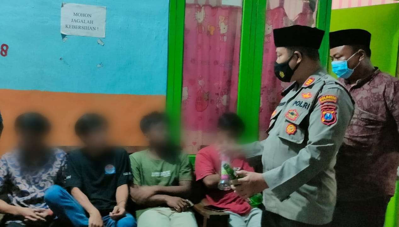 Kapolsek Banyuwangi menginterogasi sejumlah pemuda yang kedapatan melakukan pesta minuman keras di salah satu rumah kos (Foto: Istimewa)