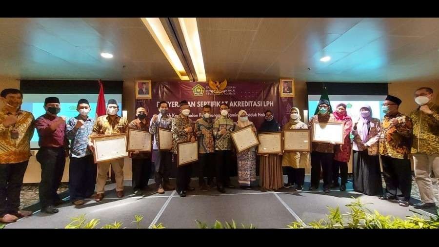 Penyerahan sertifikat akreditasi LPH. Tampak, Kepala BPJPH Kemenag Muhammad Aqil Irham. (Foto: Kemenag)