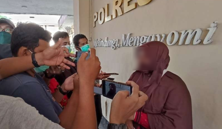 Tidak terima anak gadisnya dilecehkan, oknum marbot dilaporkan ke polisi. (Foto: Fendhy Plesmana/Ngopibareng.id)