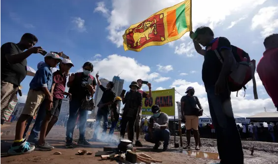 Sri Lanka sedang mengalami krisis ekonomi terparah sejak negara tersebut merdeka dari Inggris di tahun 1948, dan menunda pembayaran utang. (Foto: Al Jazeera)