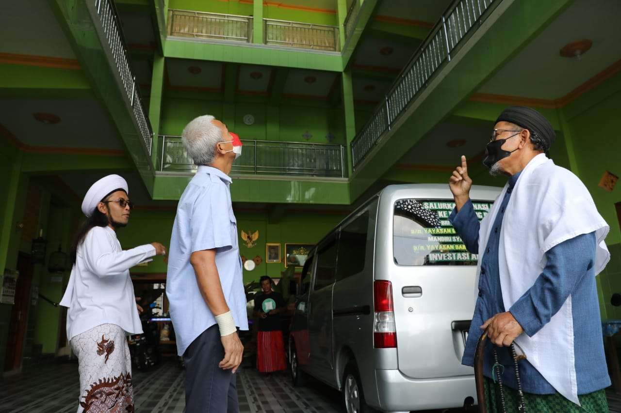 Gubernur Jawa Tengah saat berada di Ponpes Ilyas Karanganyar. (Foto: dok Humas Pemprov Jateng)