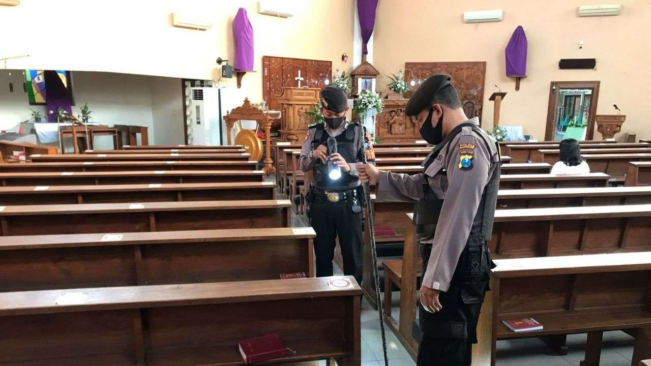 Tim dari Sat Samapta Polres Bojonegoro tengah melakukan sterilisasi dan pengamanan di salah satu gereja di Kota Bojonegoro.(Foto: dok. Humas Polres Bojonegoro/Ngopibareng.id)