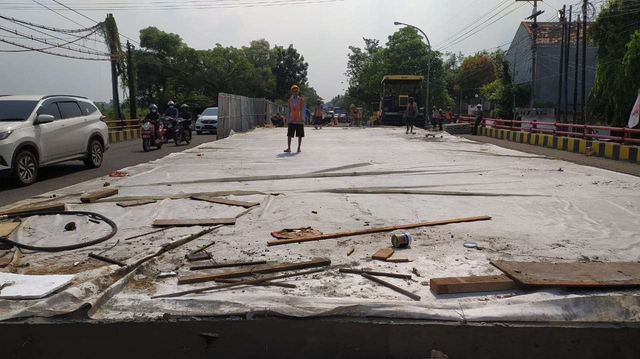 Jembatan Ngaglik 1 selesai pengecoran, menunggu pengapspalan. (Foto: Imron Rosidi/Ngopibareng.id)