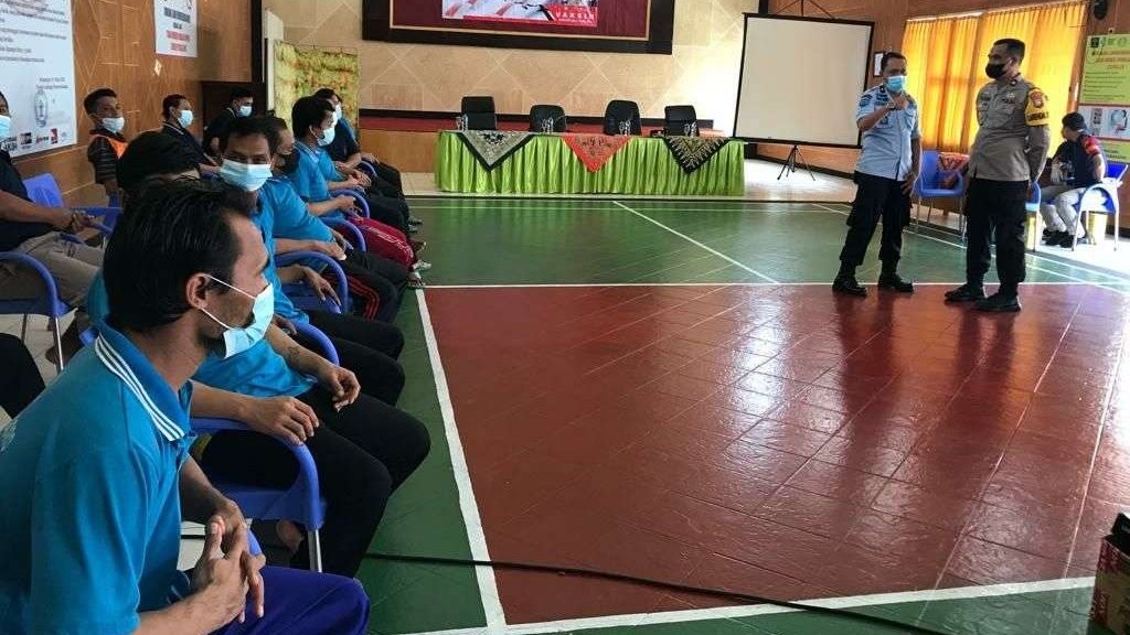 Warga binaan atau narapidana di Lapas Kelas II A Bojonegoro, saat ikut vaksinasi yang dilaksanakan Tim Kesehatan Polres Bojonegoro. (Foto: Dok.Lapas Bojonegoro/ngopibareng.id)