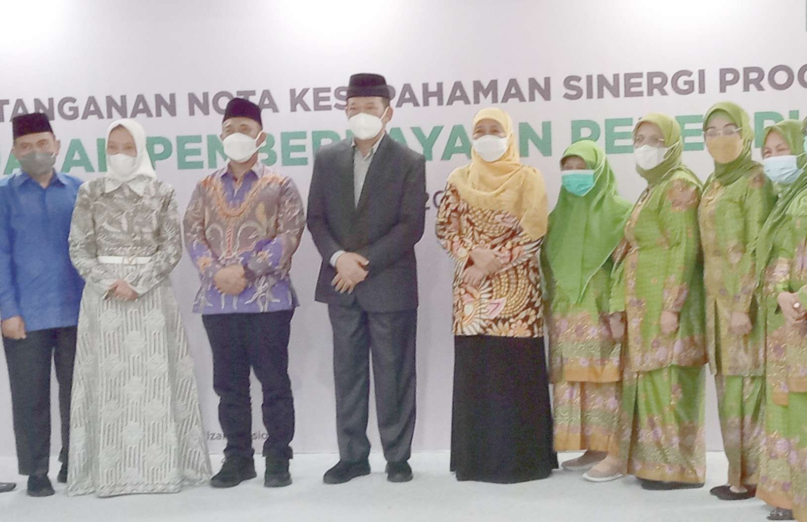 Ketua BAZNAS RI, Prof Dr KH Noor Achmad MA., dan Ketua Umum Pimpinan Pusat Muslimat Nahdlatul Ulama Khofifah Indar Parawansa beserta jajaran  (Foto: Asmanu Sudarso/ngopibateng.id)