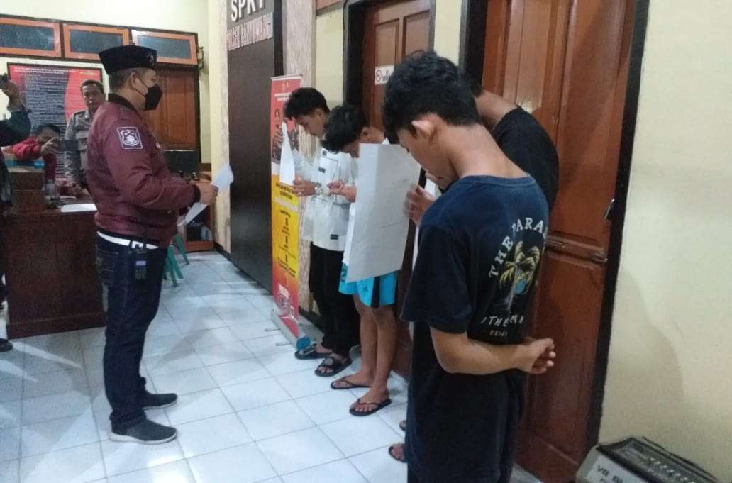 Kapolsek Banyuwangi AKP Kusmin memberikan pembinaan kepada anak-anak yang terlibat perang sarung (foto: Istimewa)