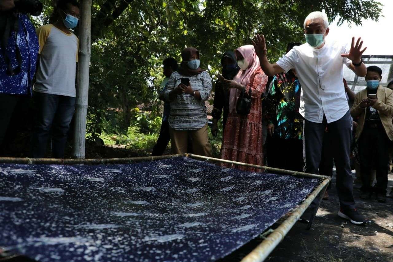 Gubernur Jawa Tengah Ganjar Pranowo saat berkunjung ke Desa Simbatan, Magetan, Jateng. Melihat batik karya disabilitas. (Foto: ist)