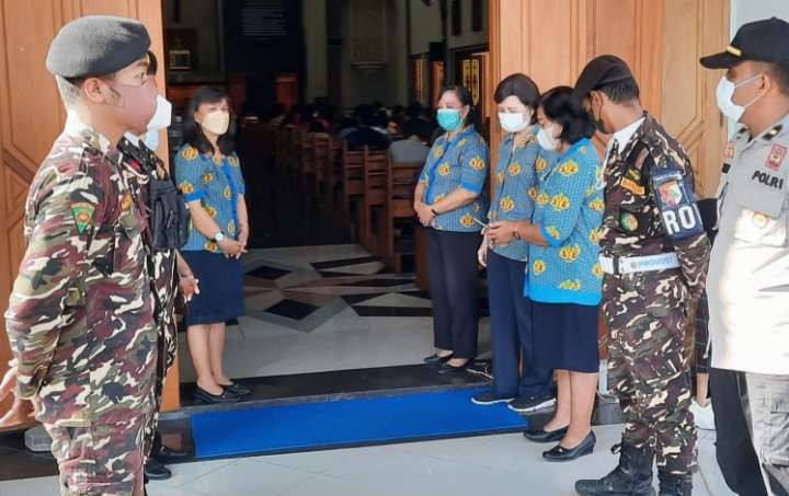 Anggota Banser membantu polisi dan TNI menjaga ibadah Pekan Suci Paskah di gereja-gereja di Situbondo.(foto:guido/ngopibareng.id)