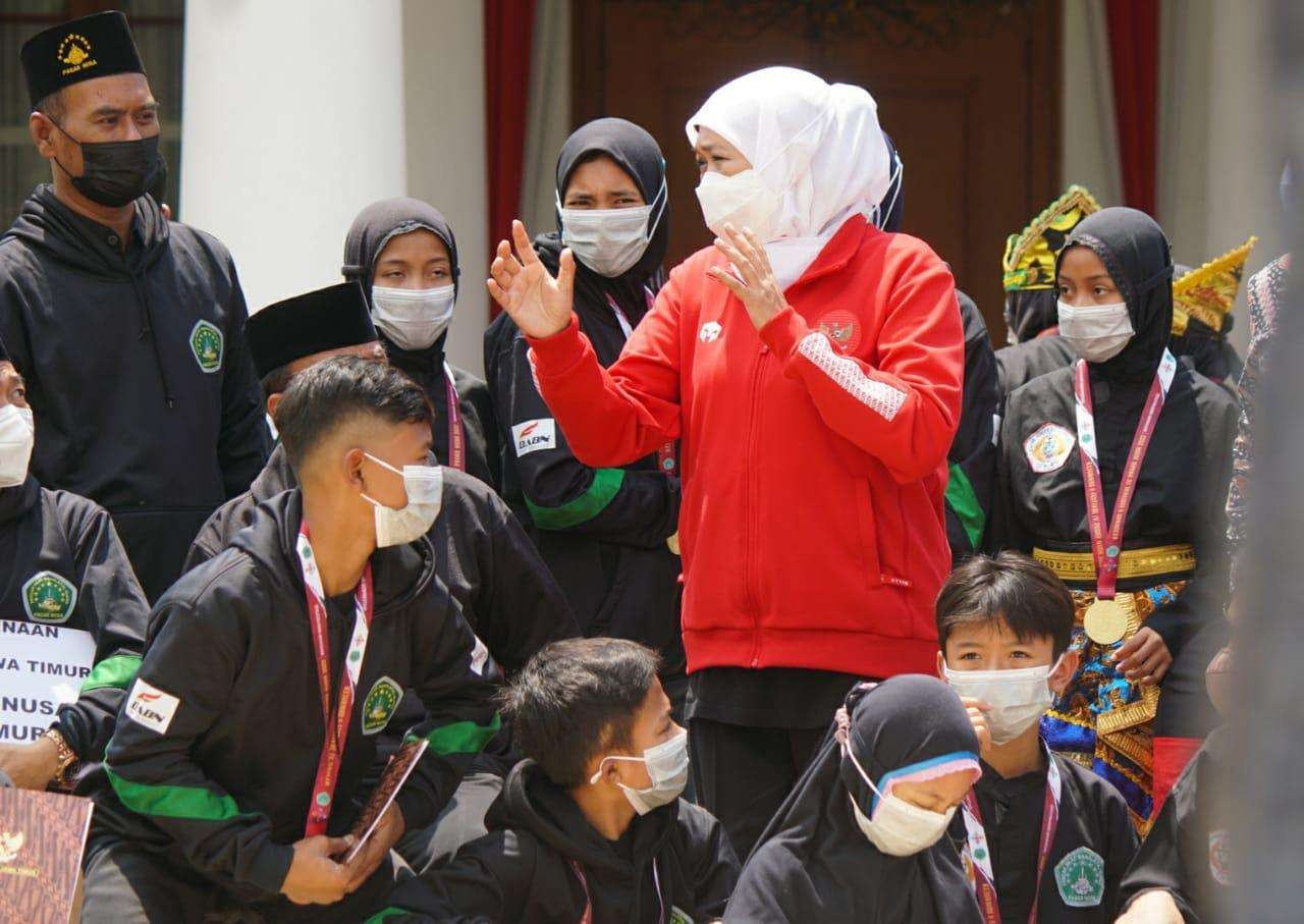 Gubernur Jatim mengapresiasi atlet pencak silat Pagar Nusa yang telah berhasil mengharumkan nama Jatim. (Foto: Istimewa)