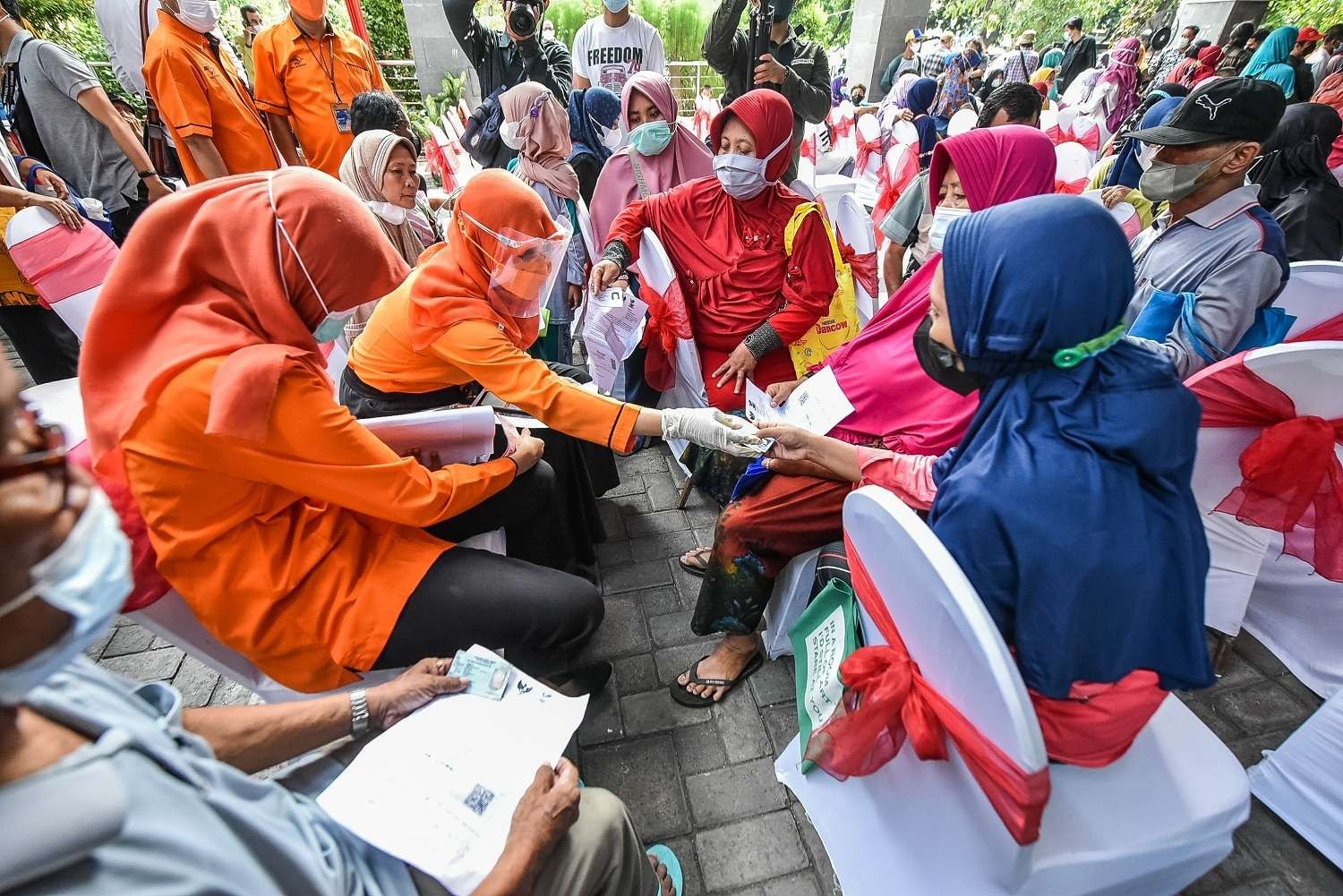 Proses penyaluran bansos dari Kemensos RI di Kantor Kecamatan Rungkut, Surabaya, Sabtu 16 April 2022. (Foto: Ist)