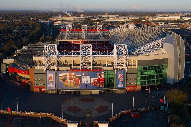 Stadion Old Trafford akan direnovasi untuk meningkatkan daya tampung stadion dan fasilitas lainnya. (Foto: Twitter)