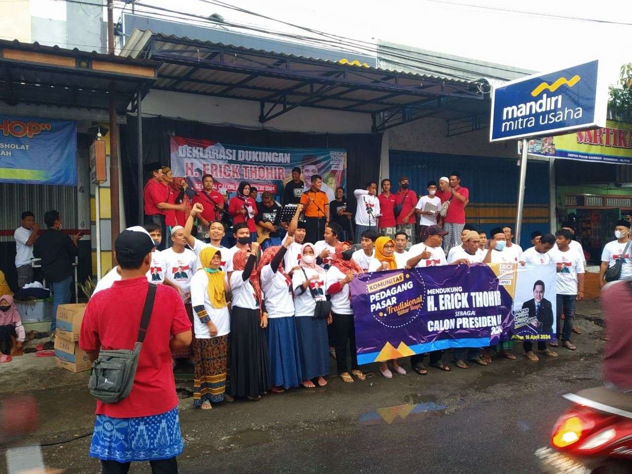 Sekelompok pedagang pasar tradisional di Blitar mendeklarasikan dukungan untuk Menteri BUMN Erick Thohir sebagai calon presiden 2024. (Foto: Agus H/Ngopibareng.id)