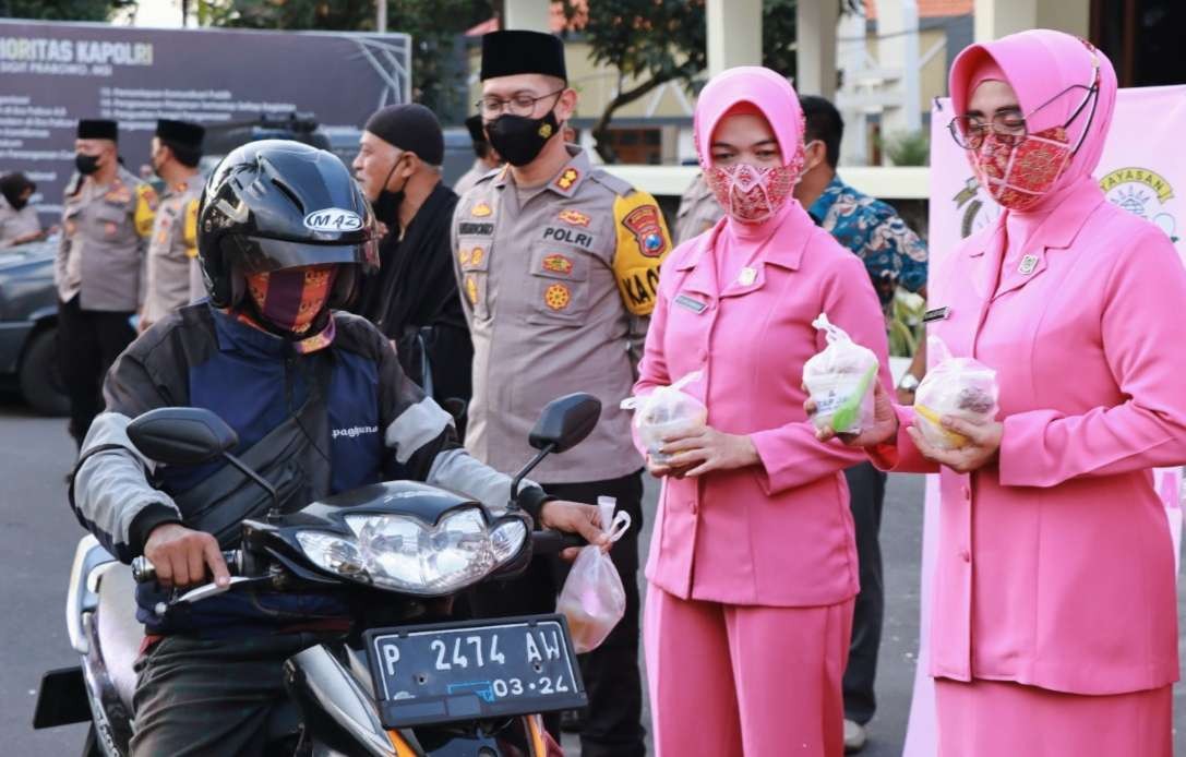 Keluarga besar Polres Bondowoso dan Bhayangkari berbagi takjil dan makanan jelang buka puasa.(foto: Guido/Ngopibareng.id)