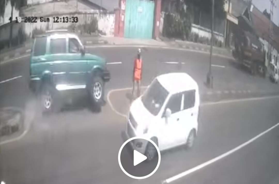 Tangkapan layar video mobil isuzu panther tabrak pak ogah.(Foto istimewa)