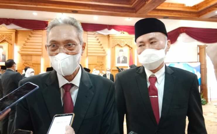 Ketua Dewan Pendidikan Jatim Warsono bersama Kepala Dinas Pendidikan Jatim Wahid Wahyudi. (Foto: Ant)