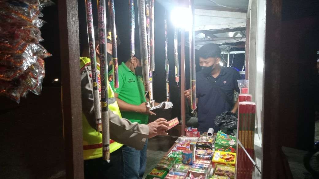 Personel gabungan melakukan pengecekan terhadap penjual petasan di pinggir jalan (Foto: Khoirul Huda/Ngopibareng.id)