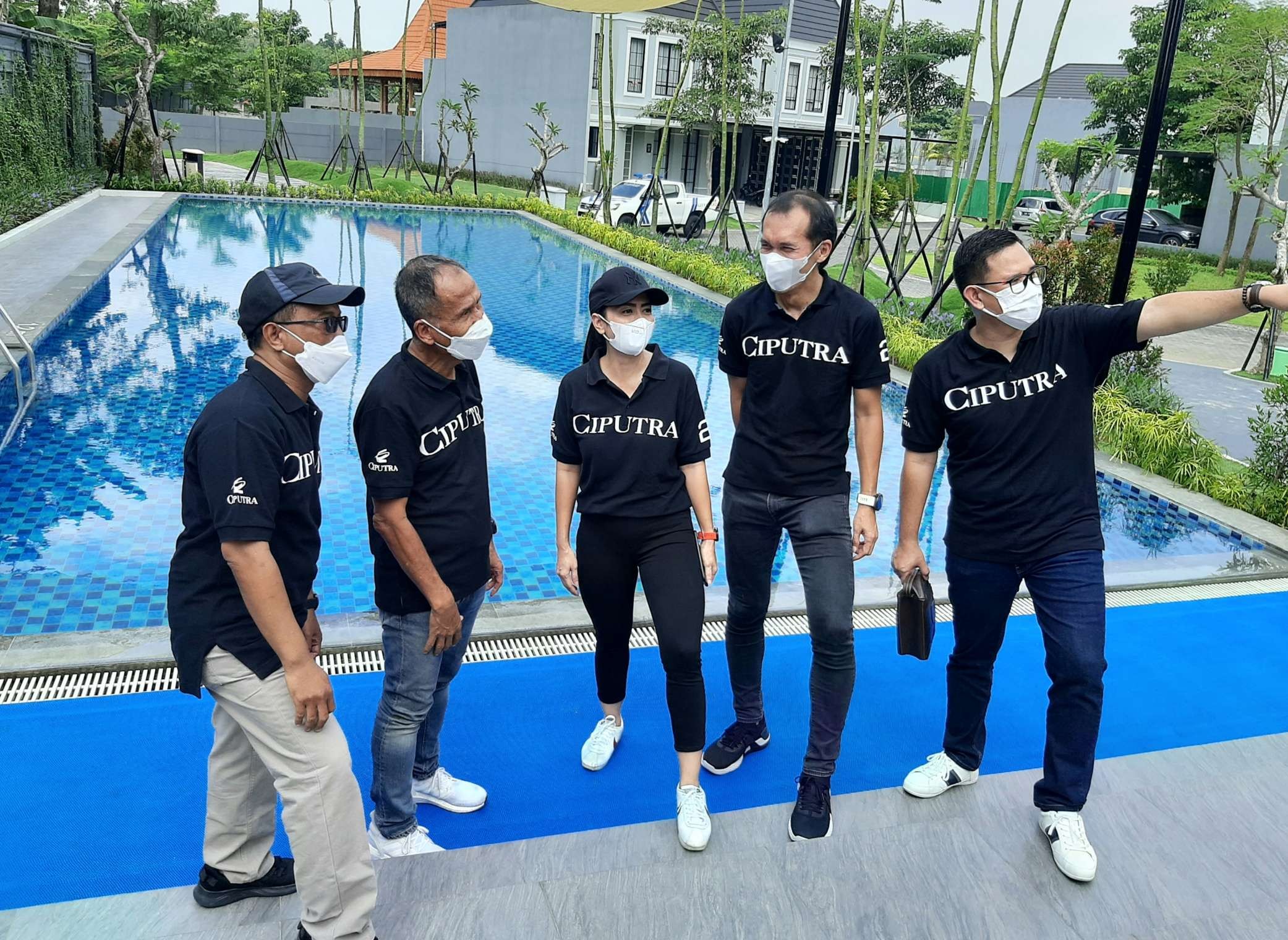 Jajaran manajemen Citraland Surabaya saat menunjukkan fasilitas Club House Cluster Oakwood Park, salah satunya kolam renang. (Foto: Pita Sari/Ngopibareng.id)