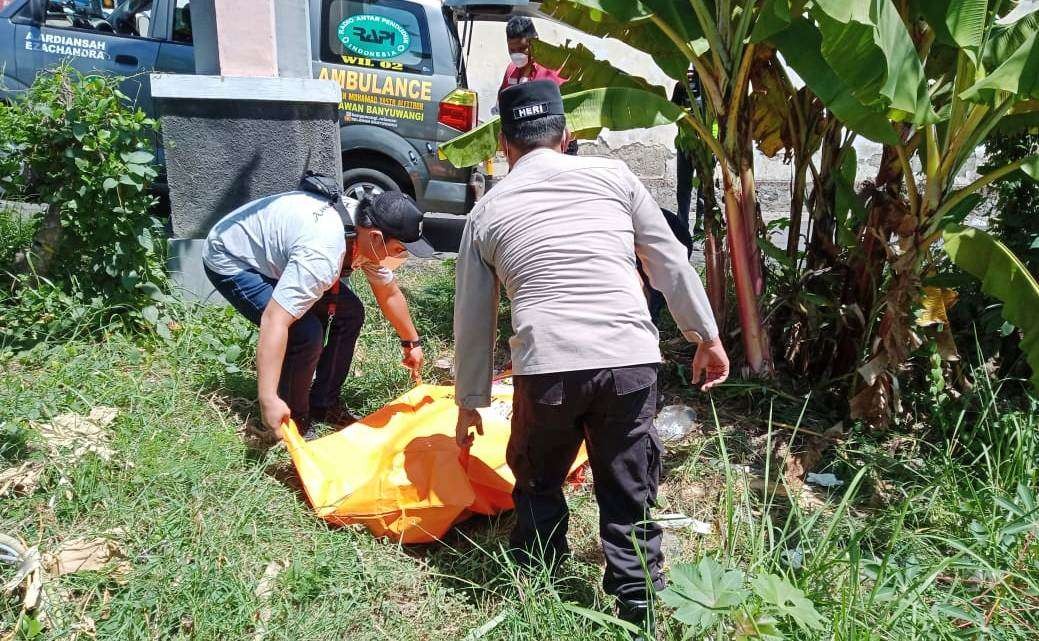 Mayat tanpa identitas yang ditemukan warga dievakuasi petugas (foto:istimewa)