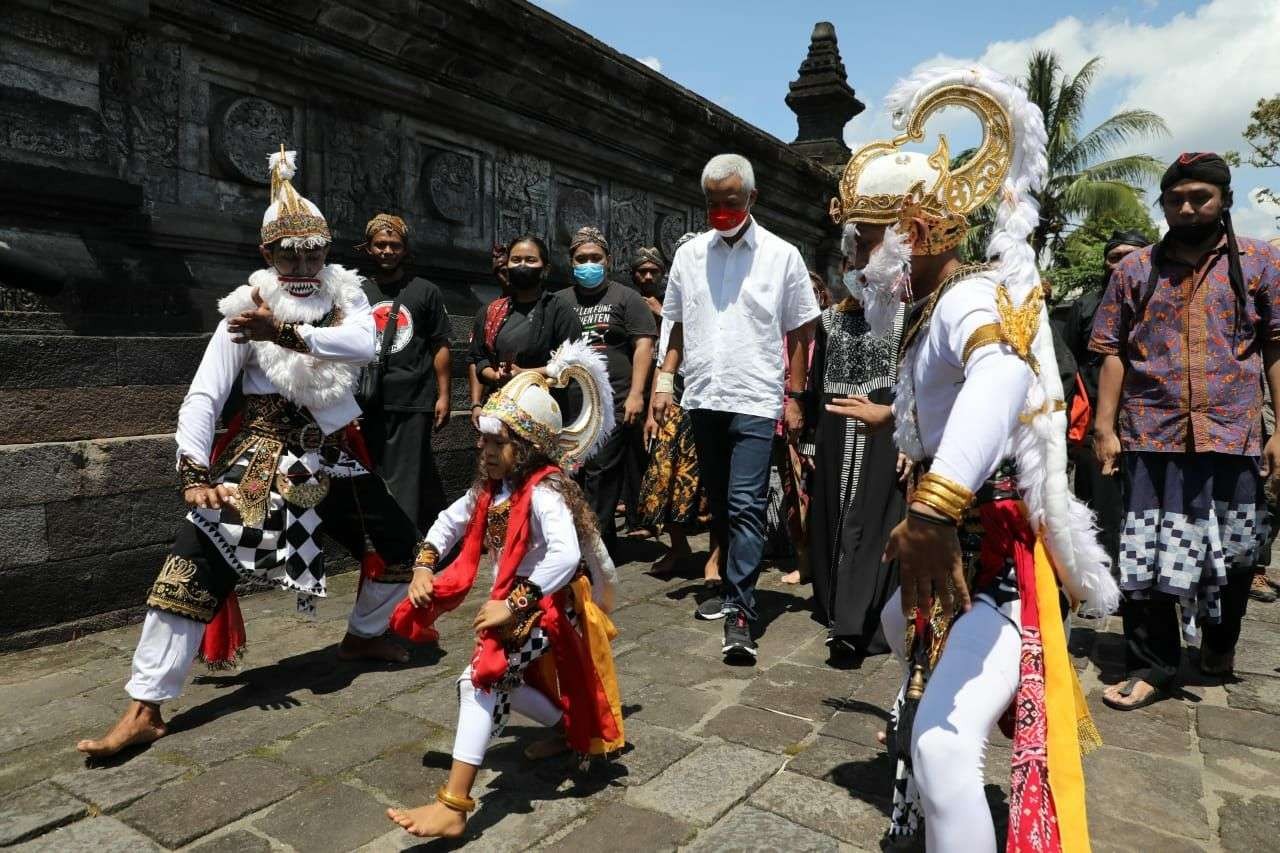 Ganjar Pranowo saat berkeliling di Candi Penataran, Blitar. Ada Hanoman cilik yang ikut menyambutnya. (Foto: ist)