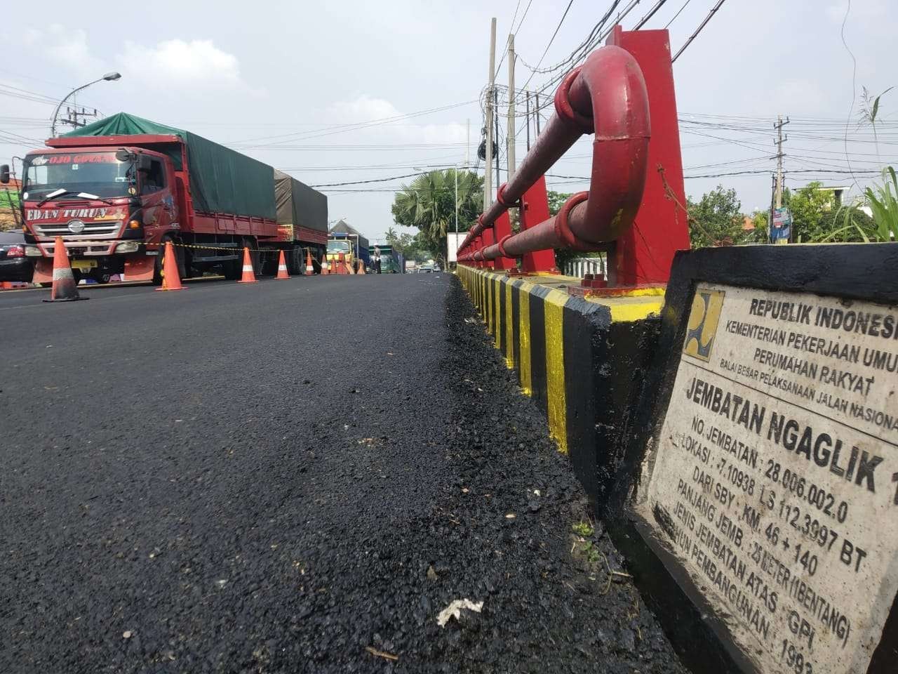 Jembatan Ngaglik 1 Lamongan yang ambrol tiga minggu lalu, sudah difungsikan lagi (Foto:Imron Rosidi/Ngopibareng.id)