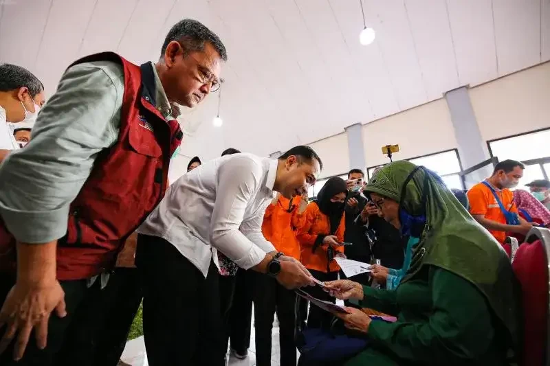 Walikota Surabaya Eri Cahaydi dan Dirjen Perlindungan dan Jaminan Sosial Kemensos Pepen Nazaruddin memantau penyaluran BLT minyak goreng sekaligus bantuan Program Keluarga Harapan (PKH) dan Bantuan Pangan Non Tunai (BPNT) di Kantor Kecamatan Kenjeran, Kota Surabaya. (Foto: Dok Pemkot Surabaya)