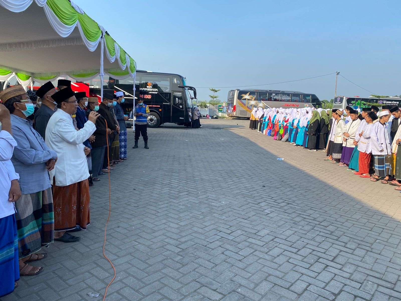 Pemberangkatan santri Tebuireng untuk mudik massal dilakukan bertahap sejak Minggu dini hari hingga Senin pagi. (Foto: Mardiansyah Triraharjo/Ngopibareng.id)