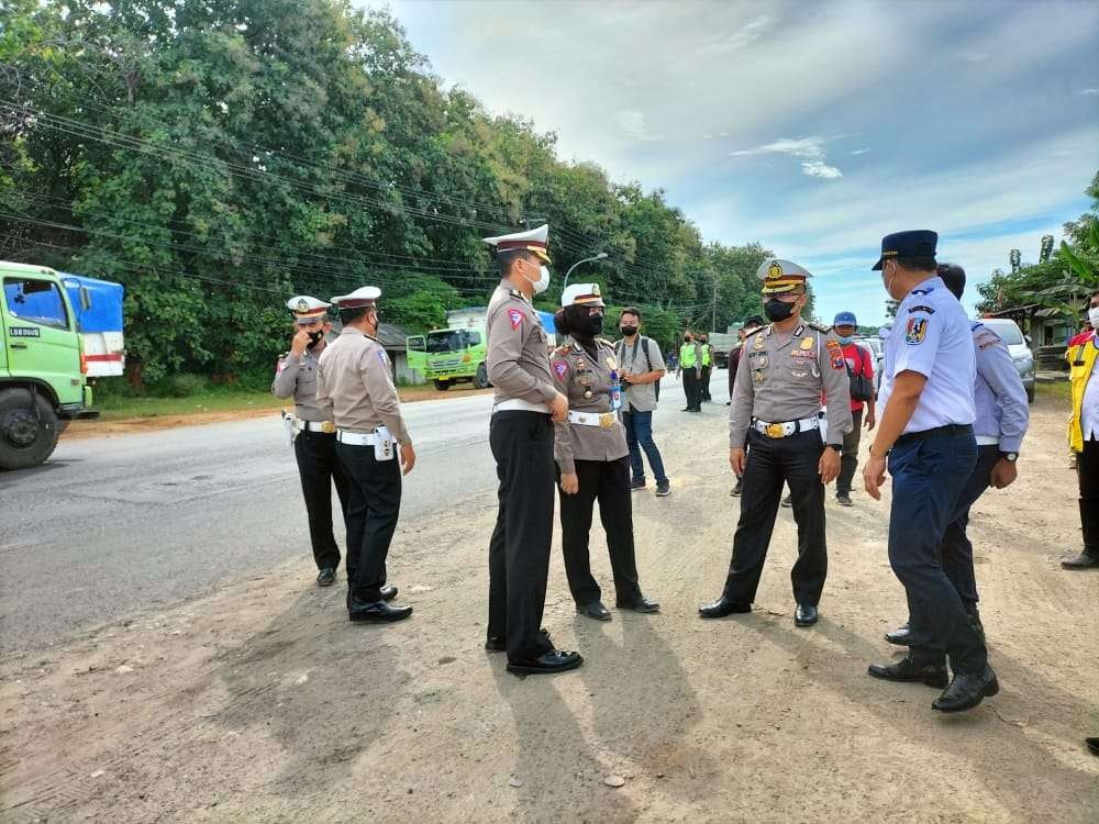 Ditlantas Polda Jatim, bersama Satlantas Polres Tuban, Dishub, Jasa Raharja, Bina Marga melakukan olah TKP kecelakaan maut. (Foto: Khoirul Huda/Ngopibareng.id)