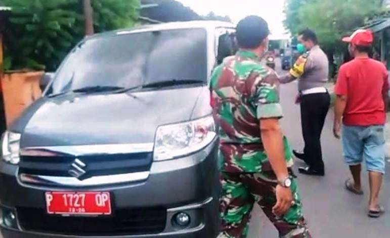 Salah seorang warga dijemput Babinsa dan Bhabinkamtibmas untuk melaksanakan vaksinasi. Setelah melakukan vaksin warga ini diantar kembali ke rumahnya (foto:istimewa)