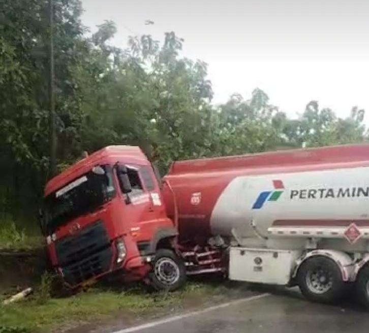 Truk BBM terperosok di kawasan hutan Kalimodang, Blora. (Foto: Dok Polsek Sambong/Ngopibareng.id)