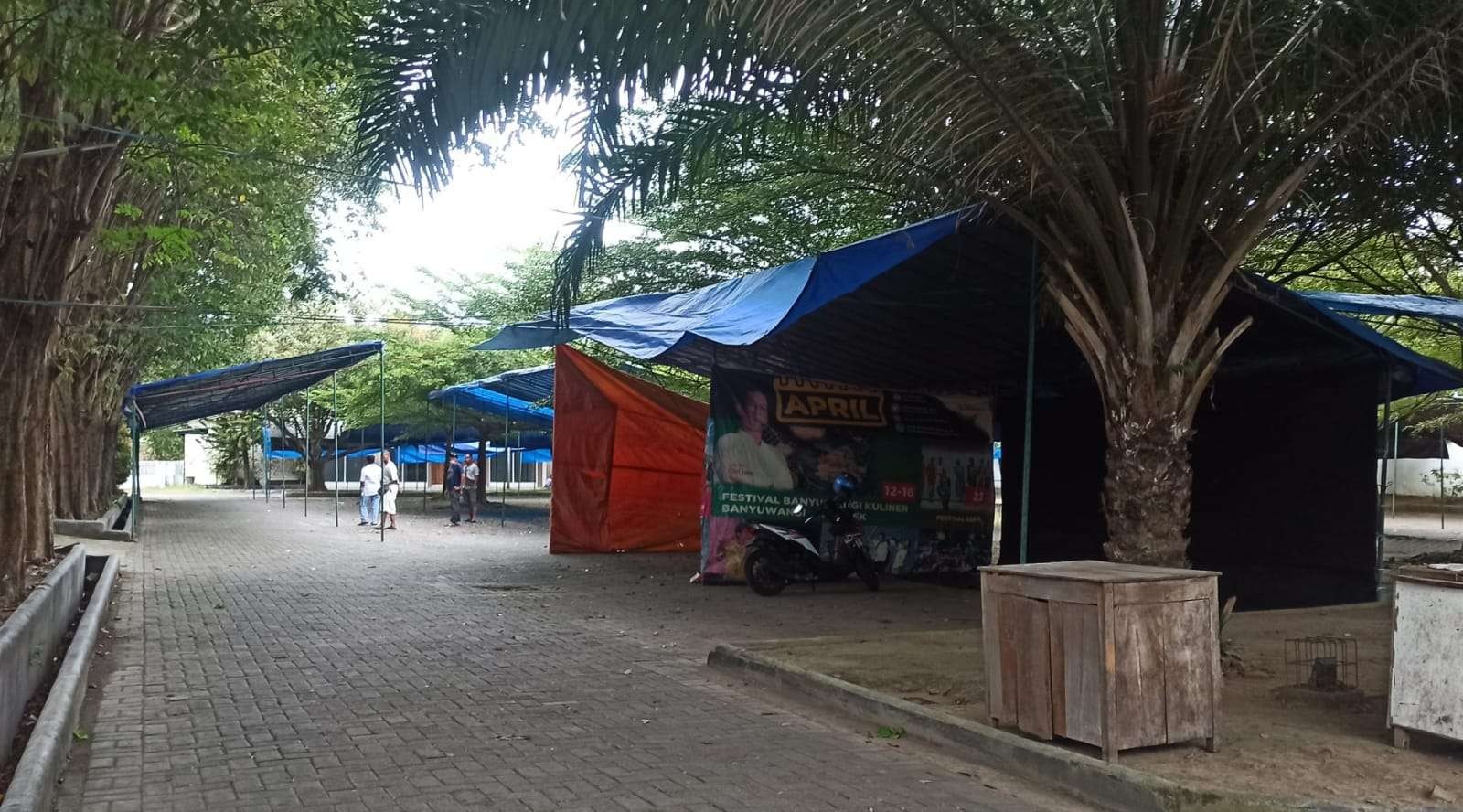 Pemasangan terop sedang dilakukan di halaman Gedung Wanita Banyuwangi untuk persiapan pelaksanaan pasar Ramadan (foto:Muh Hujaini/Ngopibareng.id)