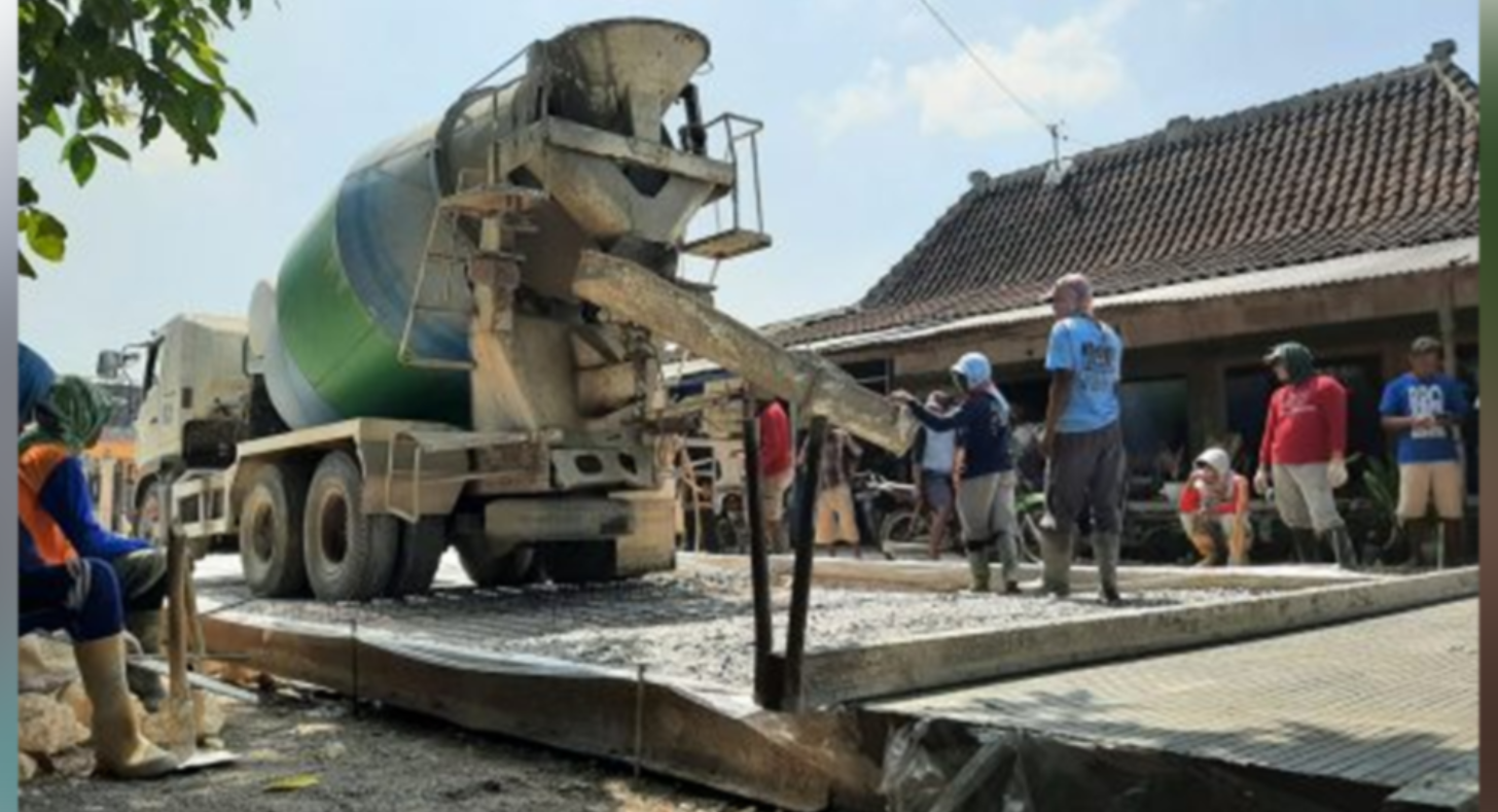 Prosesi pengaspalan jalan di Grobogan, Jawa Tengah, sepanjang 1,8 km. (Foto: Istimewa)