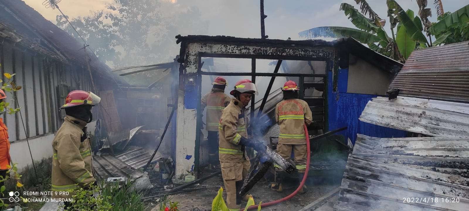 Petugas Dinas Damkar Bojonegoro melakukan pemadaman di sebuah rumah di Gang Vespa Desa Sukowati Kecamatan Kapas Bojonegoro, Senin 28 April 2022.(Foto: Dok Dinas Damkar Bojonegoro/ngopibareng.id)