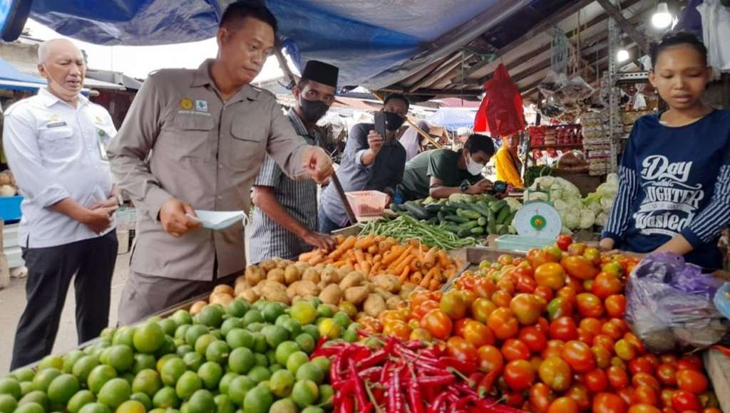 Tum pantau ketersediaan bahan Kementan meninjau salah satu padar tradisiomal ( foto: istimewa )