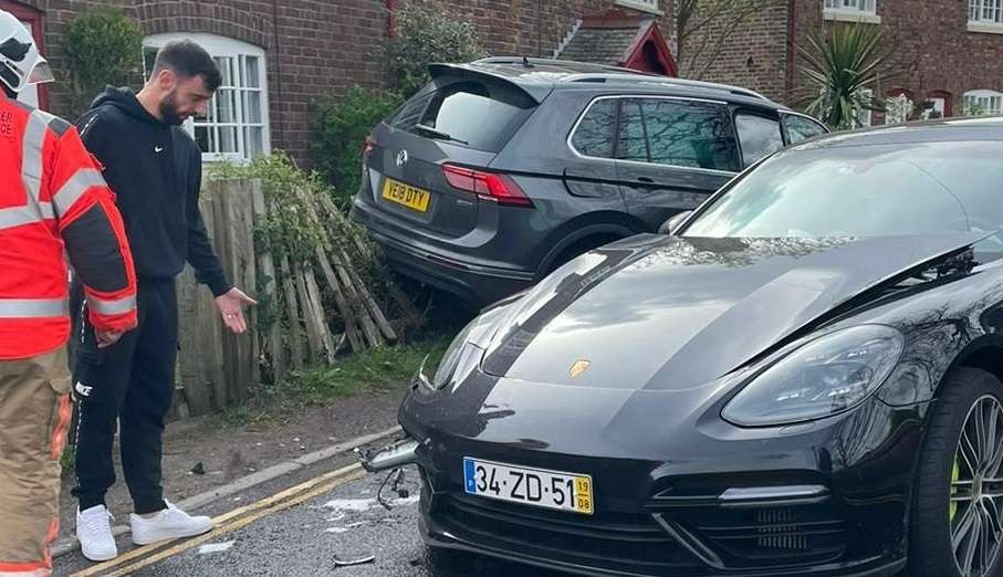 Bruno Fernandes terlibat kecelakaan mobil saat berangkat ke Carrington untuk berlatih bersama MU, Senin 18 April 2022. (Foto: Twitter)