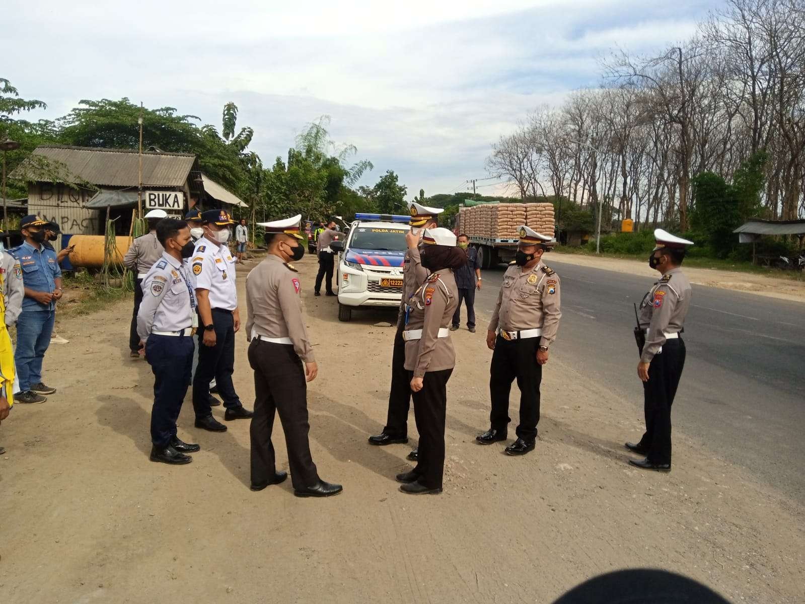 Ditlantas Polda Jatim, Satlantas Polres Tuban, Dishub, Jasa Raharja saat melakukan olah TKP kecelakaan maut. (Khoirul Huda/Ngopibareng.id)