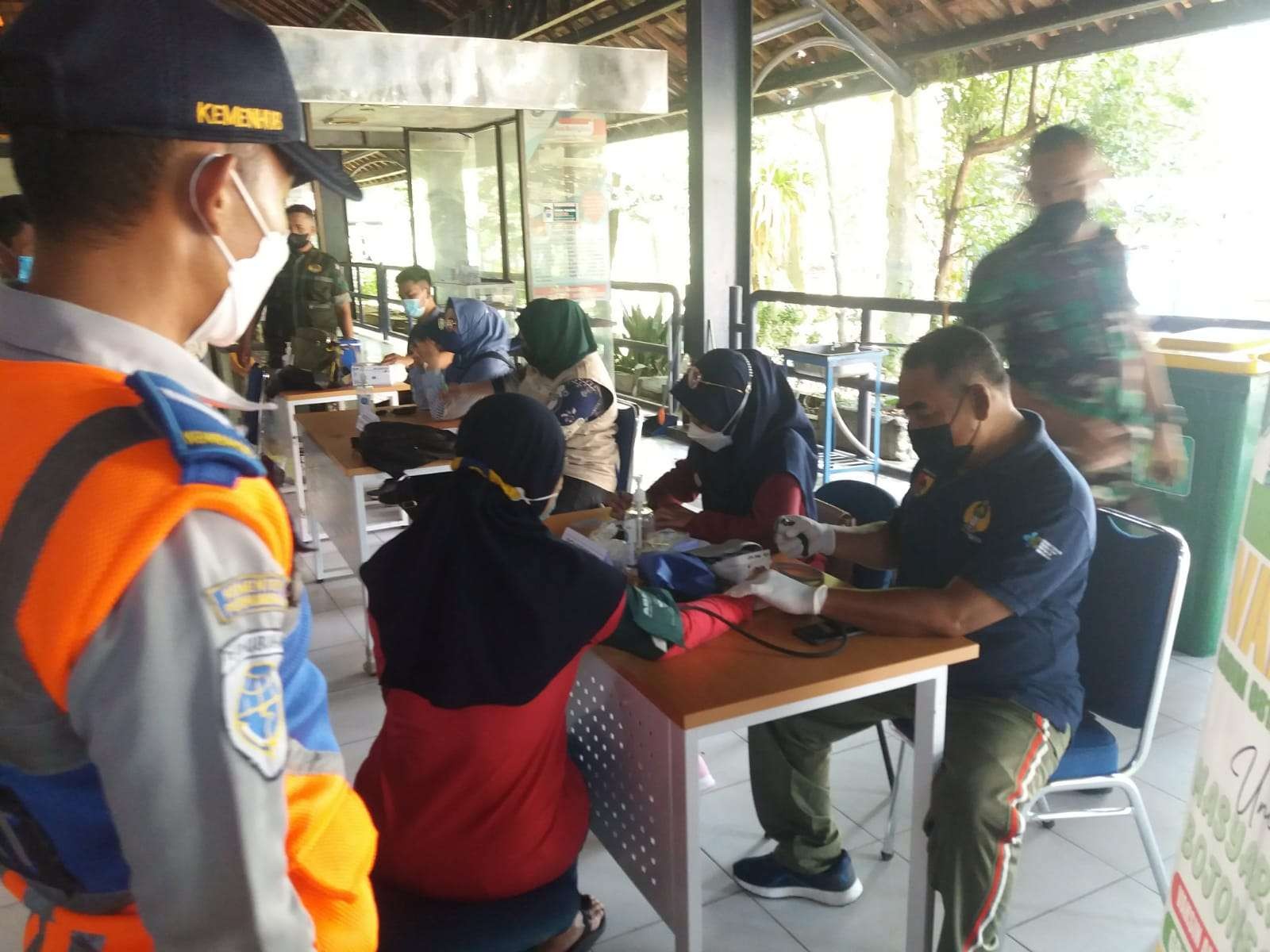 Vaksinasi dari Tim Kesehatan Kodim Bojonegoro di Terminal Rajekwesi Bojonegoro. (Foto: dok.Humas Kodim Bojonegoro/ngopibareng.id)