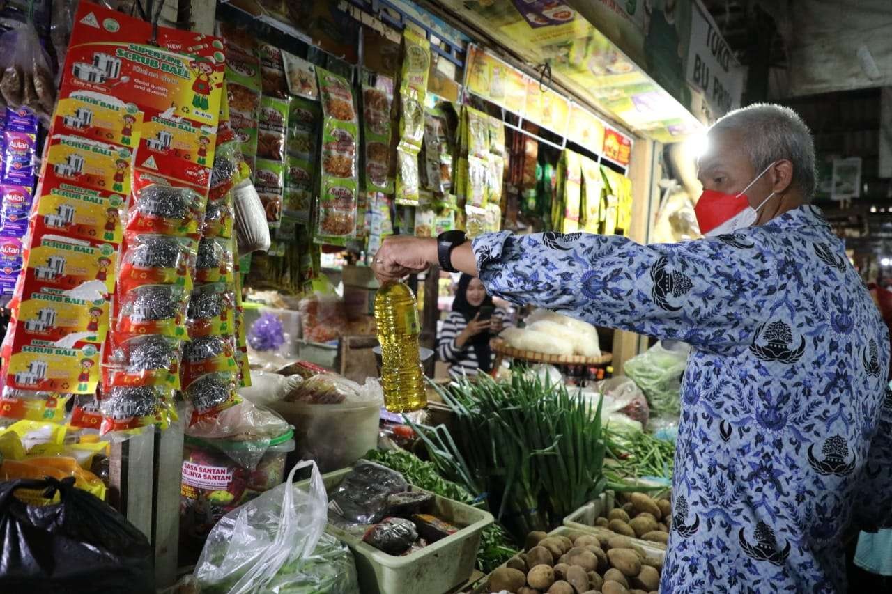 Ganjar saat sidak di di Pasar Gubug, Grobogan, Jawa Tengah, Senin, 18 April 2022. (Foto: Dok Jateng)