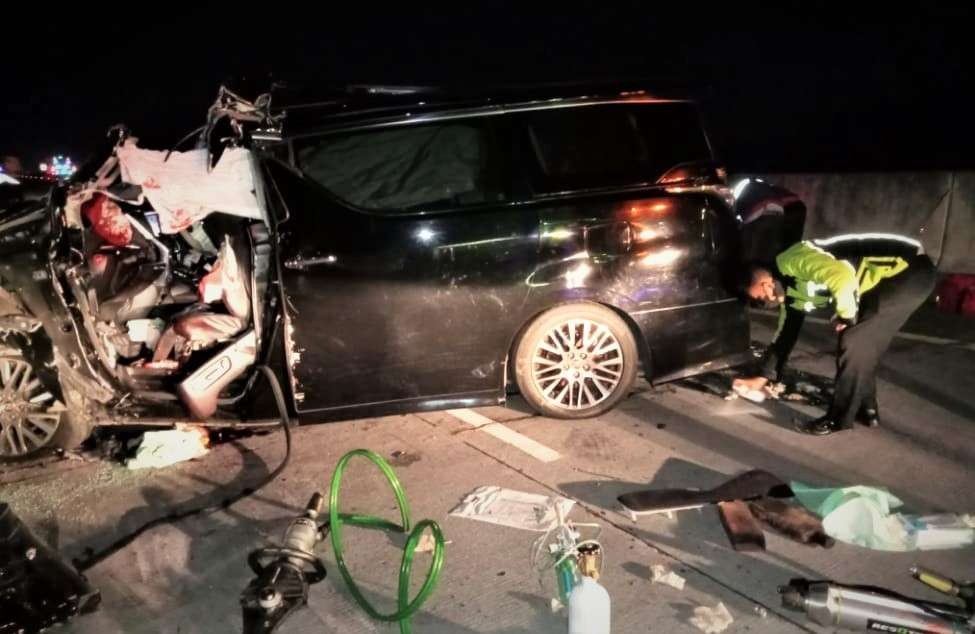 Polisi sedang memeriksa mobil Toyota Vellfife yang ditumpangi Daood Abdullah Daood, drummer grup musik Debu, yang terlibat kecelakaan lalu lintas. (Foto: Ikhsan Mahmudi/Ngopibareng.id)