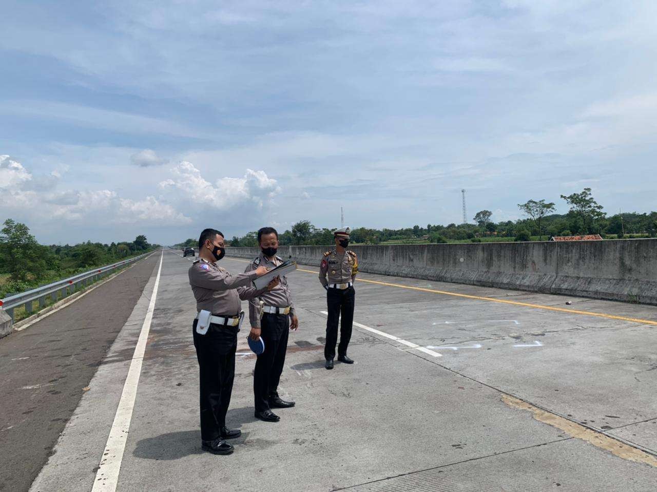 Satlantas Polresta Probolinggo melakukan olah TKP di lokasi kecelakaan Toyota Vellfire dengan truk. (Foto: Ikhsan Mahmudi/Ngopibareng.id)