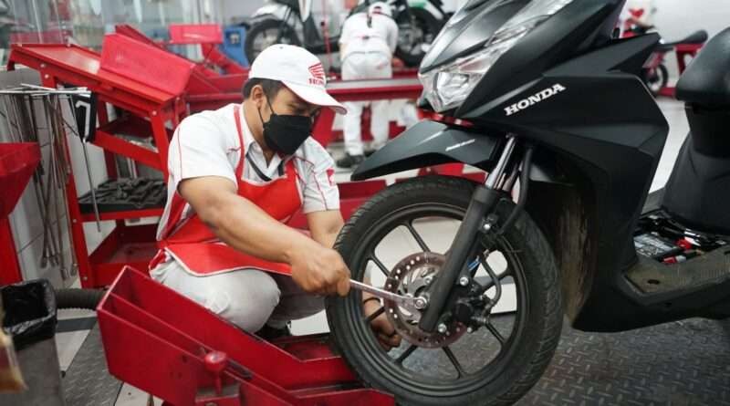 Proses ganti ban di AHASS. (Foto: MPM Honda Jatim)