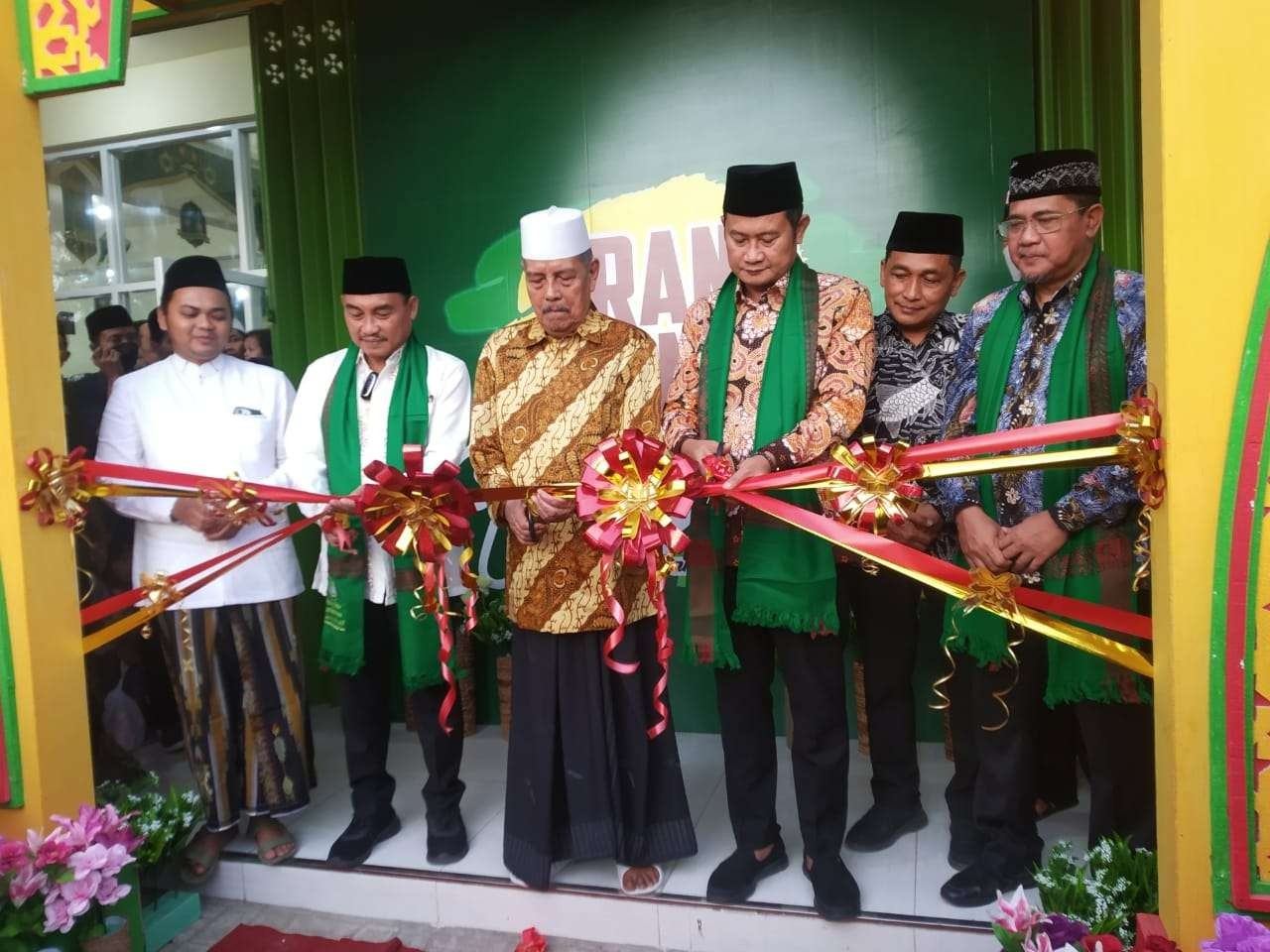 Bupati Lamongan, Yuhronur Efendi bersama pemangku Ponpes Sunan Drajad, KH Abdul Ghofur dan rombongan sedang meninjau Toserba Sunan Drajat. (Foto: Imron Rosidi/Ngopibareng.id)