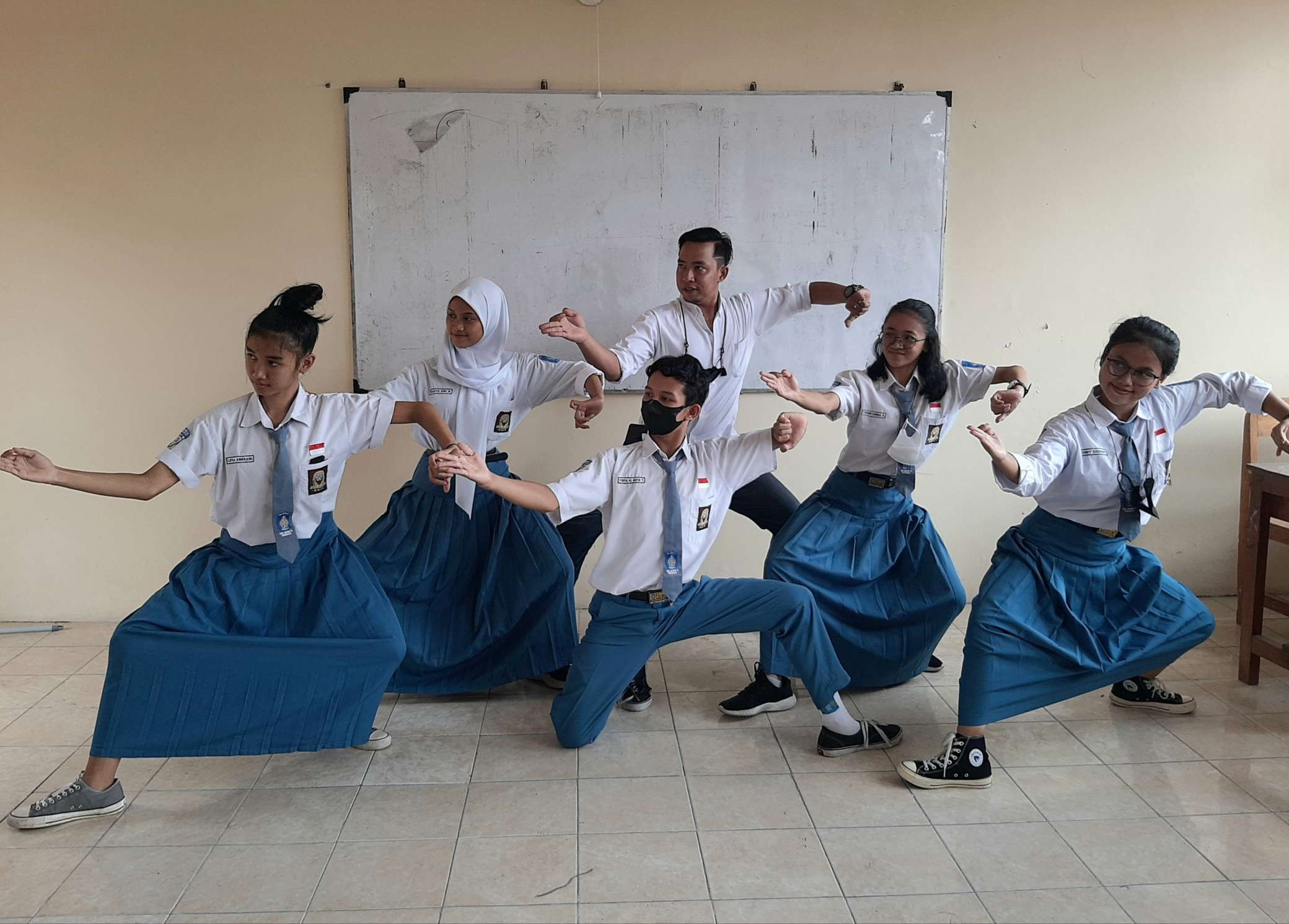 Guru tari SMK 12, Abing Santoso saat menunjukkan gerakan tari bersama murid-muridnya. (Foto: Pita Sari/Ngopibareng.id)