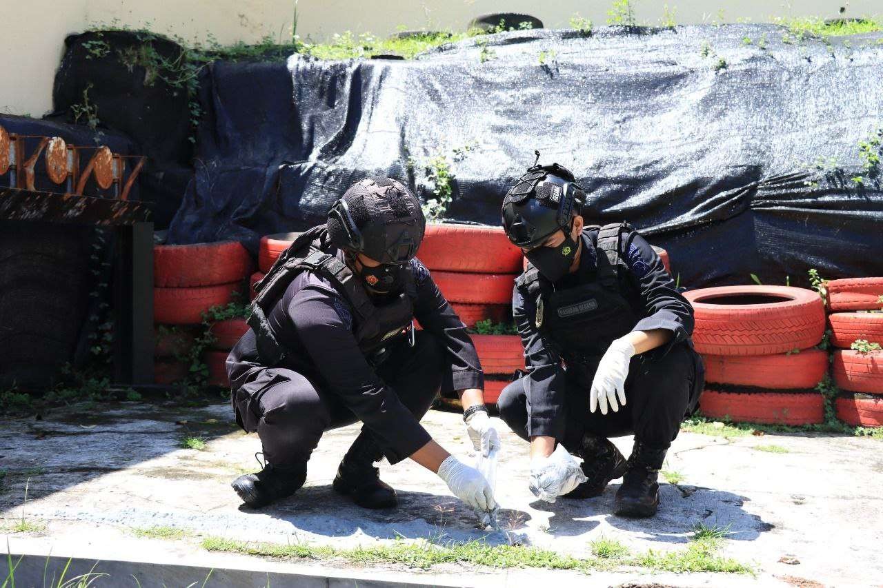 Unit Penjinak Bom ( JIBOM ) Detasemen Gegana Satbrimob Polda Polda Jatim memusnahkan bahan peledak (Foto: Istimewa)